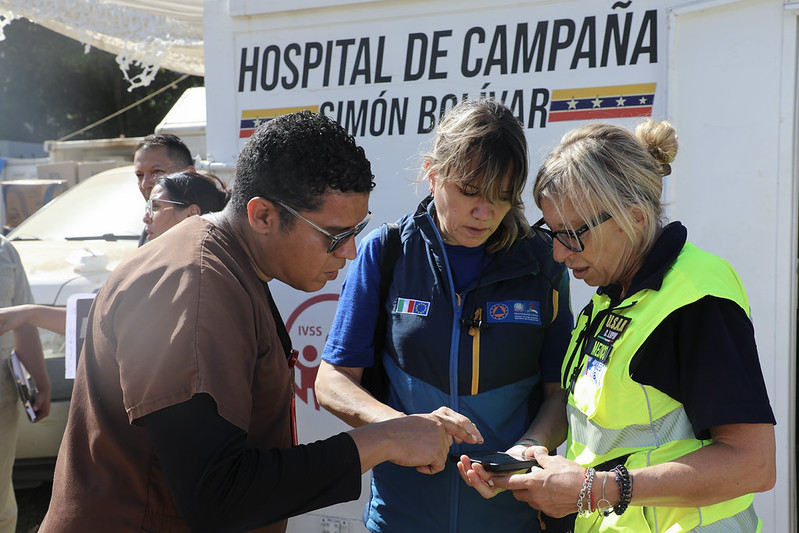 Una funzionaria del Dipartimento discute con personale sanitario italiano e venezuelano