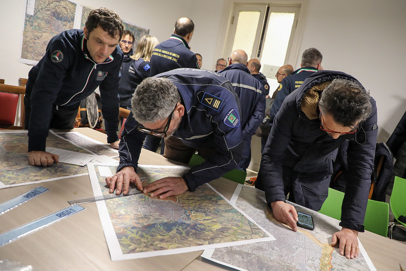Rappresentanti del Dipartimento e delle strutture locali di protezione civile studiano la cartografia di Niscemi